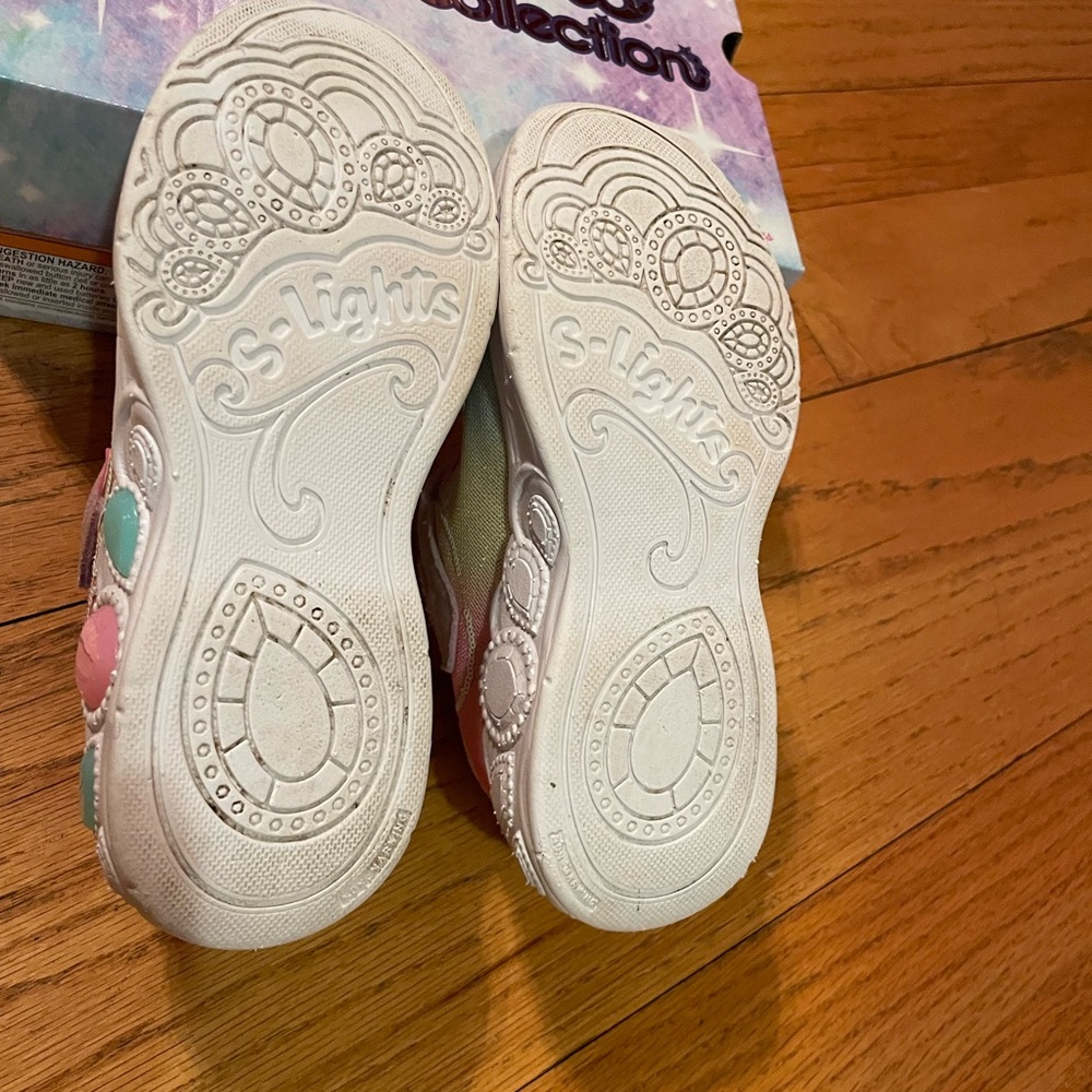 Little girls size 12.5 Skechers light up tennis shoes - Picture 4 of 7